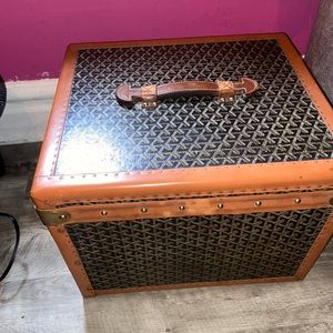 I’m selling a vintage Goyard trunk